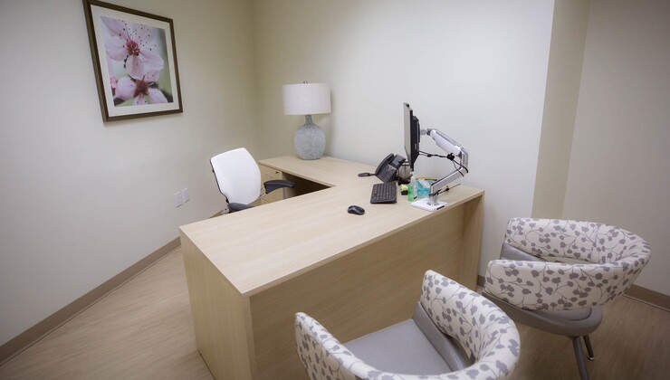 Las salas de consulta ofrecen a paciente más privacidad al consultar con su proveedor sobre opciones de atención y tratamiento.