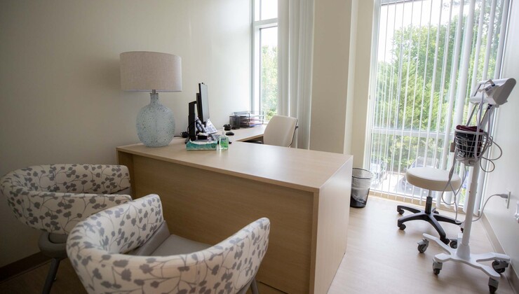 Una de las salas de consulta de paciente dentro de Duke Perinatal Consultants of Cary.