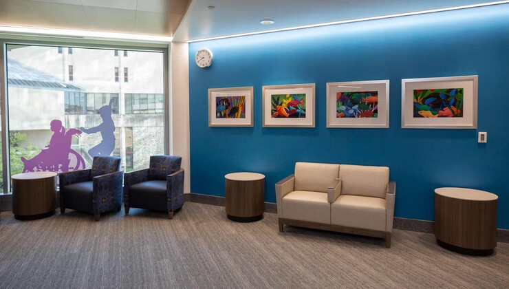 La espaciosa sala de espera del Duke Children's Hospital dentro de la Duke Central Tower.