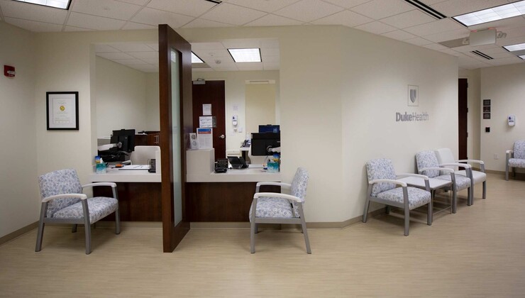 El área de check-in y espera de Duke Perinatal Consultants of Cary.