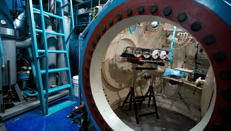 Una vista interior de la cámara hiperbárica experimental profunda que puede descender a una profundidad máxima de 3,600 pies bajo el nivel del mar.