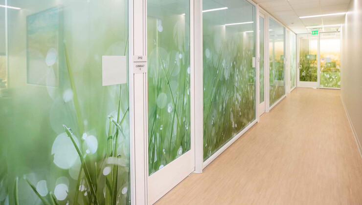 El pasillo que conduce a las múltiples consultas del Centro de Fertilidad de Duke.