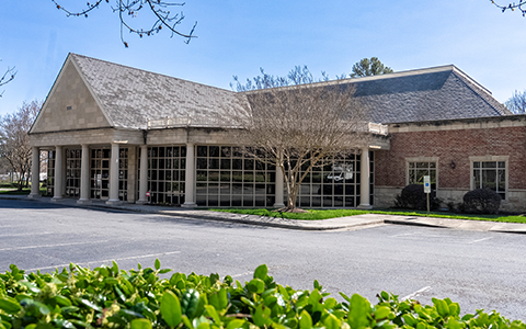 El exterior de Duke Triangle Urology y el estacionamiento frente al edificio.